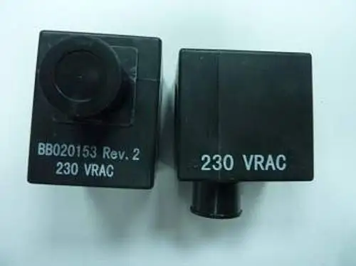 Zwei schwarze Spulen mit der Aufschrift "230 VRAC" und "BB020153 Rev. 2", möglicherweise von der Marke Remeha, liegen nebeneinander auf einer Fläche.
